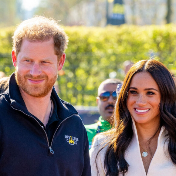 Le prince Harry et Meghan Markle assistent à la finale d'athlétisme, au deuxième jour des Invictus Games 2020 à La Haye, le 17 avril 2022.