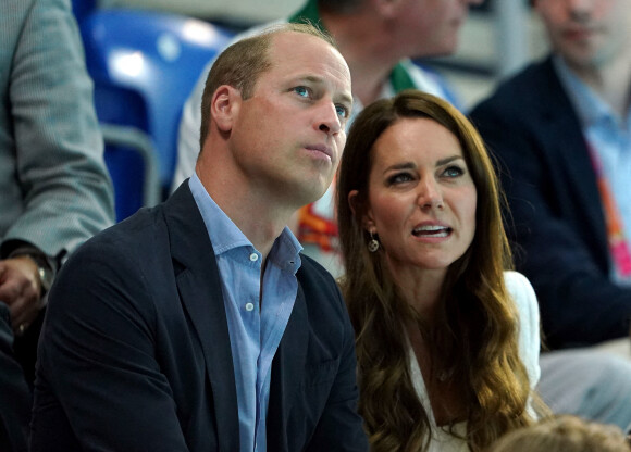 Le prince William, duc de Cambridge, et Catherine (Kate) Middleton, duchesse de Cambridge, avec la princesse Charlotte de Cambridge encouragent l'équipe de natation lors des Jeux du Commonwealth de Birmingham, le 2 août 2022.