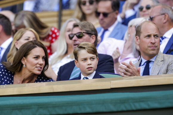 Le prince William, duc de Cambridge, et Catherine (Kate) Middleton, duchesse de Cambridge, avec le prince George de Cambridge dans les tribunes de la finale du tournoi de Wimbledon, le 10 juillet 2022.