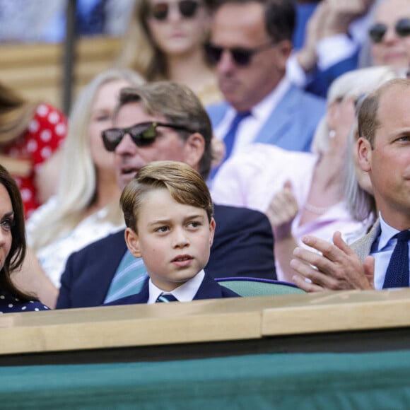 Le prince William, duc de Cambridge, et Catherine (Kate) Middleton, duchesse de Cambridge, avec le prince George de Cambridge dans les tribunes de la finale du tournoi de Wimbledon, le 10 juillet 2022.