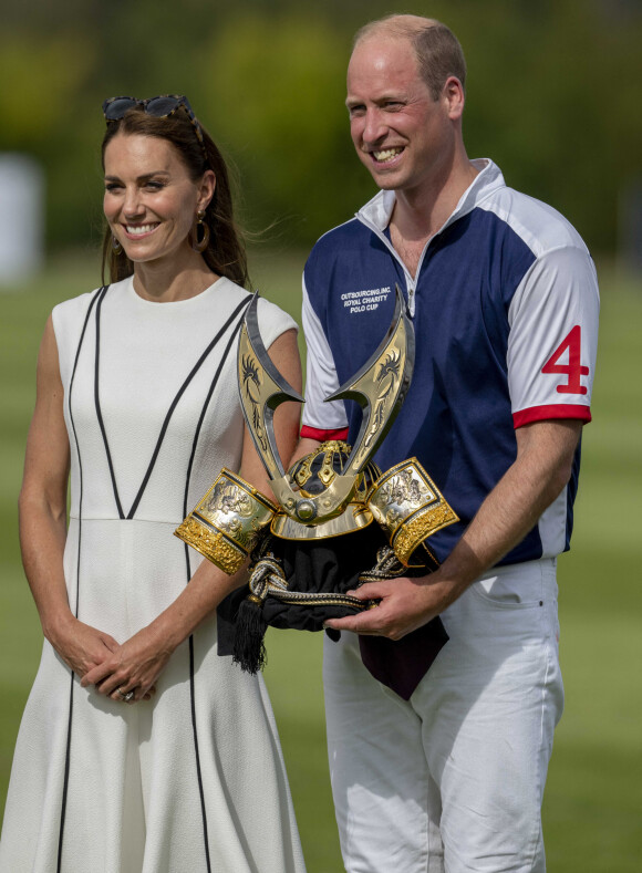 Le prince William, duc de Cambridge, et Catherine (Kate) Middleton, duchesse de Cambridge, arrivent au match de polo caritatif Out-Sourcing Inc au Guards Polo Club, Smiths Lawn à Windsor le 6 juillet 2022.