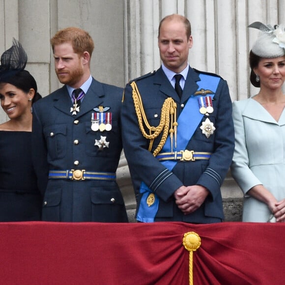 La reine Elisabeth II d'Angleterre, Meghan Markle, duchesse de Sussex (habillée en Dior Haute Couture par Maria Grazia Chiuri), le prince Harry, duc de Sussex, le prince William, duc de Cambridge, Kate Catherine Middleton, duchesse de Cambridge - La famille royale d'Angleterre lors de la parade aérienne de la RAF pour le centième anniversaire au palais de Buckingham à Londres. Le 10 juillet 2018