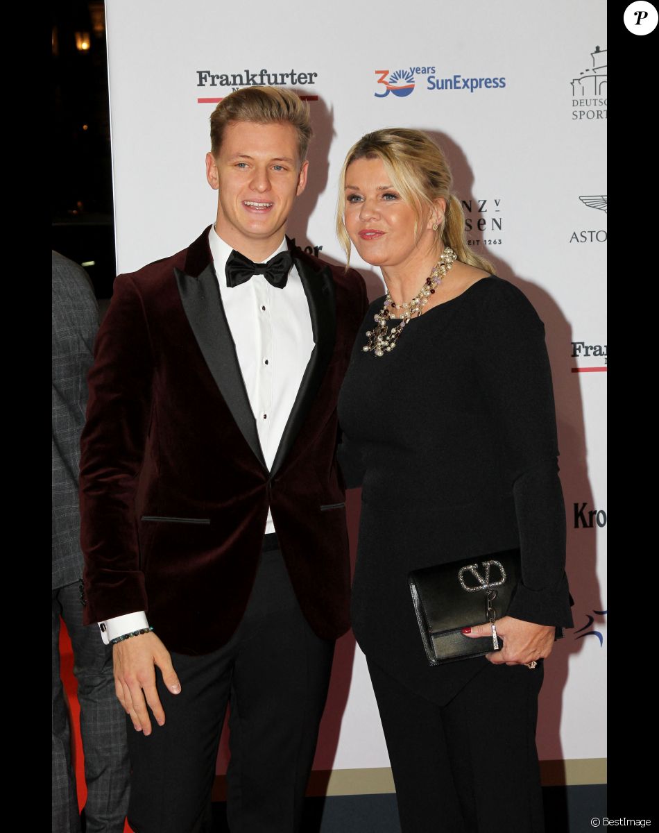 Corinna Betsch Schumacher et son fils Mick assistent à la soirée de gala du bal allemand de la presse sportive de Francfort , le 9 novembre 2019.