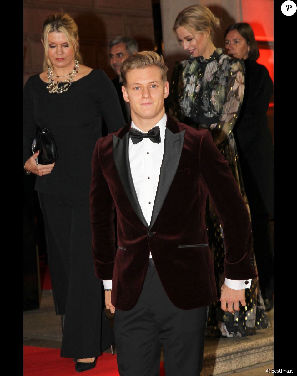 Corinna Betsch Schumacher et son fils Mick assistent à la soirée de gala du bal allemand de la presse sportive de Francfort , le 9 novembre 2019.