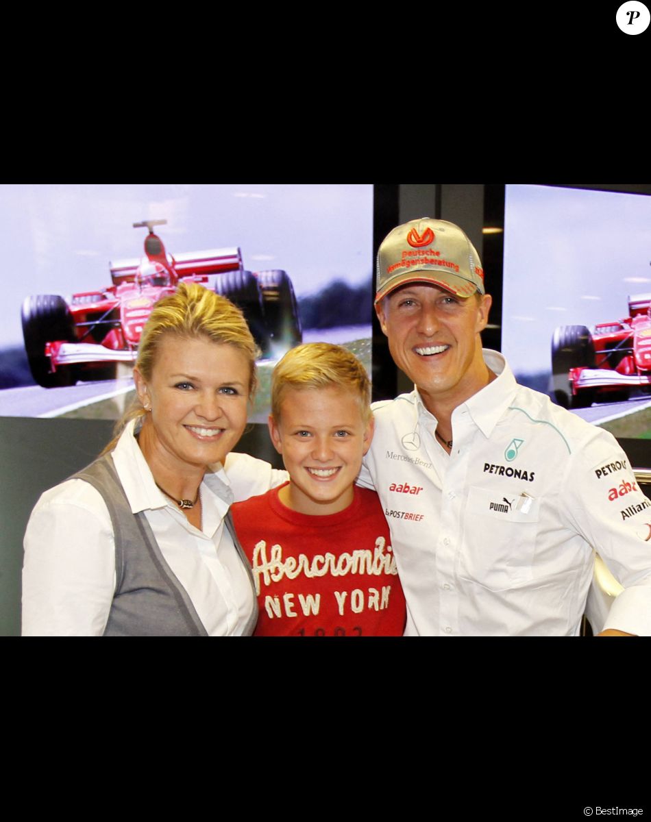 Archives - Corinna, Michael et leur fils Mick Schumacher à Stuttgart Nuerburgring en Allemagne le 1 septembre 2012.