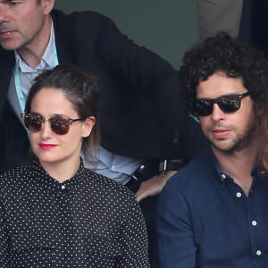 Marie Gillain, son compagnon Christophe Degli Esposti et leur fille Vega - People dans les tribunes des Internationaux de France de Tennis de Roland Garros à Paris. Le 9 juin 2018 © Cyril Moreau / Bestimage 