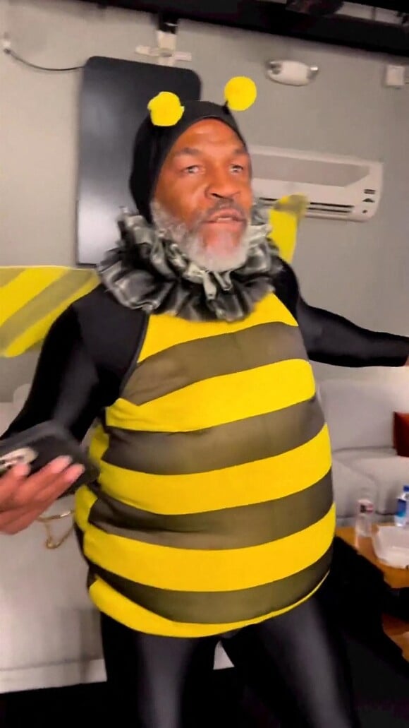 Mike Tyson se déguise en petite abeille pour l'émission de Jimmy Kimmel, aux Etats-Unis, le 17 juin 2022.