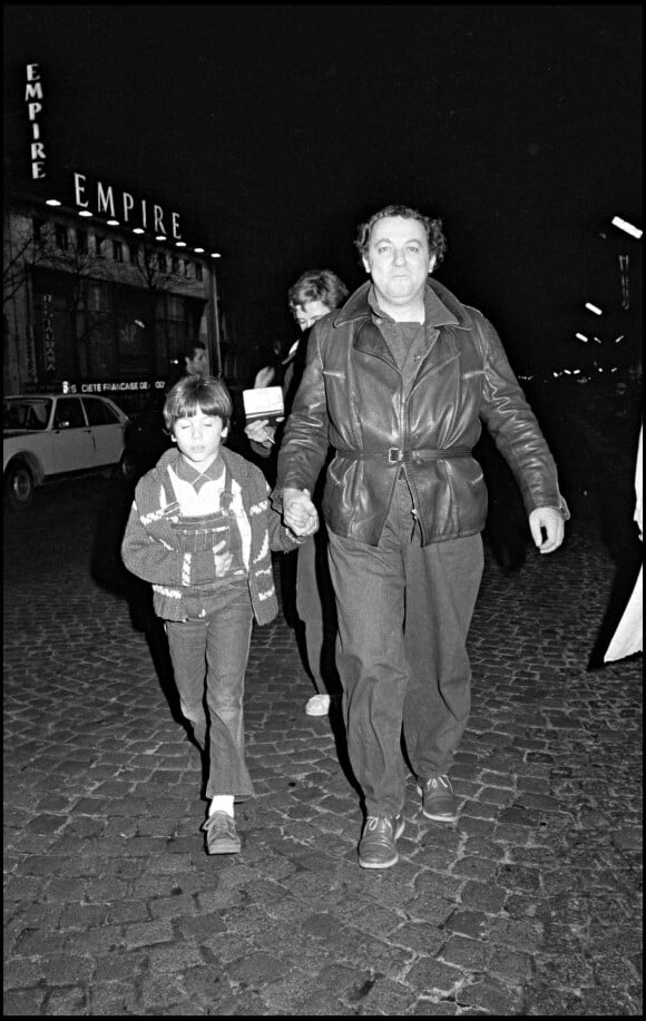 Coluche avec son fils Romain à Paris