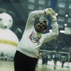 En France, à Paris, dans un stade, lors d'un match de football joué au profit des Restos du Coeur, Coluche jouant les gardiens de but en février 1986.