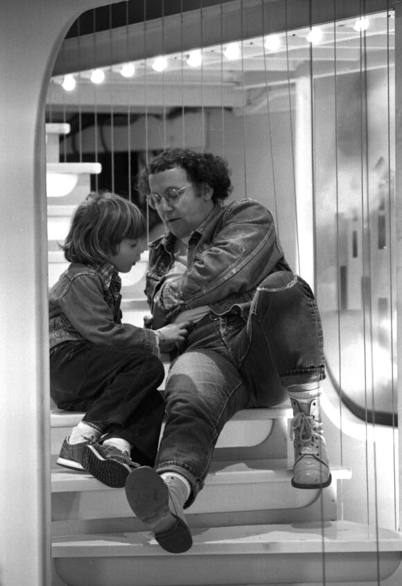 Coluche et son fils Romain Colucci - Célébrités sur le plateau de l'émission "Midi", première émission de Danièle Gilbert. Octobre 1979