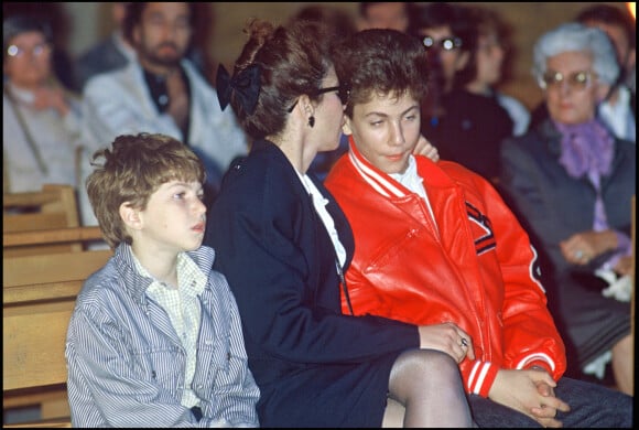 Véronique Kantor et ses enfants Romain et Marius lors de l'enterrement de Coluche en 1986