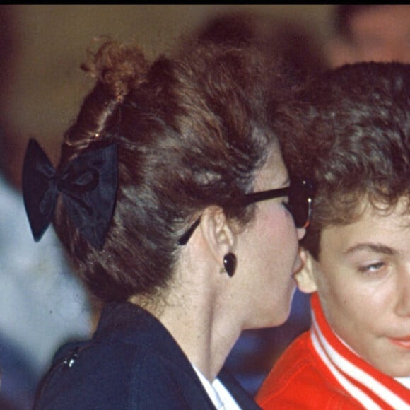 Véronique Kantor et ses enfants Romain et Marius lors de l'enterrement de Coluche en 1986