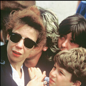 Véronique Kantor et ses enfants Romain et Marius lors de l'enterrement de Coluche en 1986