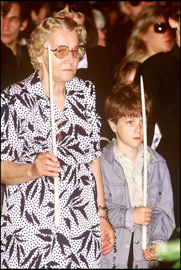 Véronique Kantor et ses enfants Romain et Marius lors de l'enterrement de Coluche en 1986