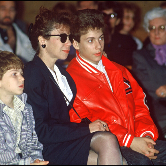 Véronique Kantor, ex-Colucci, et ses enfants Romain et Marius lors de l'enterrement de Coluche en 1986