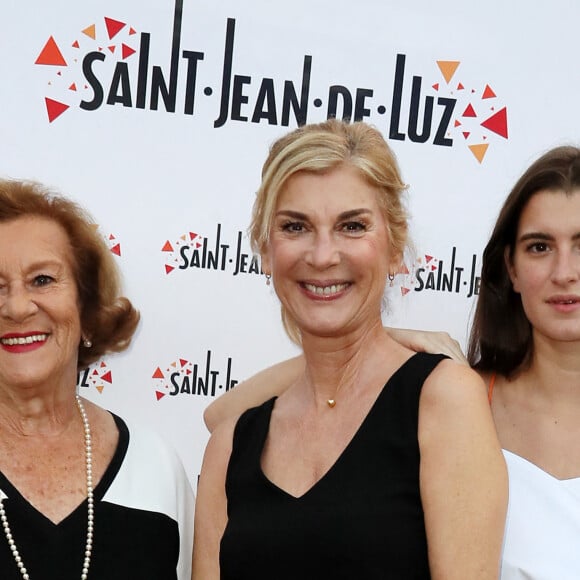 Michèle Laroque présidente du jury et également réalisatrice et actrice de son film " Brillantissime" pose avec sa mère Doina, sa fille Oriane Deschamps et sa chienne Emy qui jouent dans le film, durant le 4ème Festival International du film de Saint-Jean-De-Luz le 7 Octobre 2017. © Patrick Bernard/Bestimage