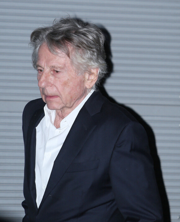 Roman Polanski quitte l'avant-première du film "J'accuse" au cinéma UGC Normandie entouré de 5 gardes du corps à Paris le 12 novembre 2019.