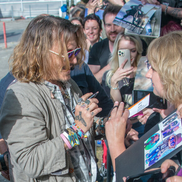 Johnny Depp va à la rencontre de fans devant la mairie d'Offenbach en Allemagne, le 6 juillet 2022.