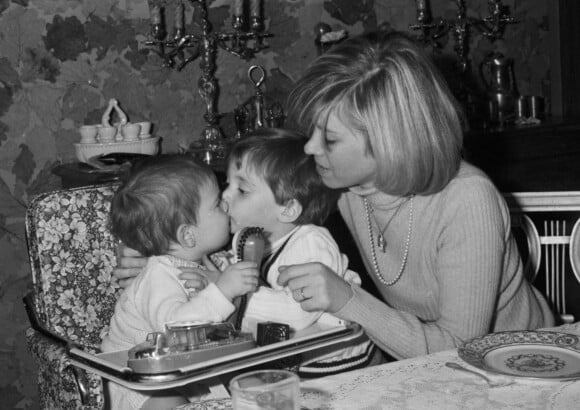 Christine Dassin fête l'anniversaire de son fils Julien, 1 an, à son domicile, entourée de son autre fils Jonathan (3 ans). Le 22 mars 1981 © Jean-Claude Woestelandt / Bestimage