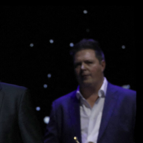 Jonathan Dassin, Raphaël Mezrahi lors de la soirée L'année de la déprime (et même un peu plus...) aux Folies Bergère à Paris le 29 novembre 2021. © Alain Guizard / Bestimage 