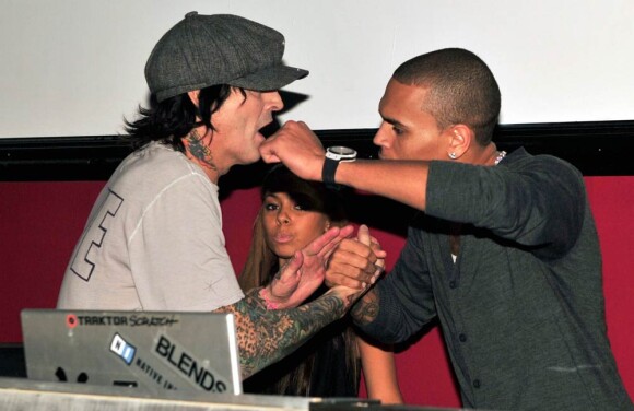 Tommy Lee et Chris Brown jouent les organisateurs de soirée à l'occasion du Superbowl, au Play Nightclub à Miami Beach le 6 février 2010