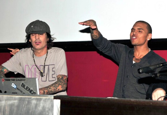 Tommy Lee et Chris Brown jouent les organisateurs de soirée à l'occasion du Superbowl, au Play Nightclub à Miami Beach le 6 février 2010