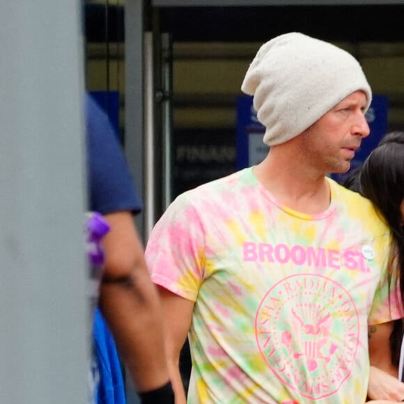 Dakota Johnson et son mari Chris Martin se promènent dans les rues de New York le 7 juin 2022. 