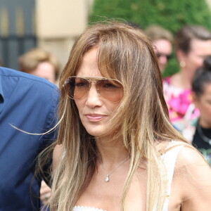 Ben Affleck et sa femme Jennifer Affleck (Lopez) quittent l'hôtel Crillon avec violet pour aller déjeuner dans un restaurant lors de leur lune de miel à Paris le 23 juillet 2022