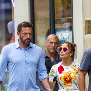Semi-exclusif - Ben Affleck et sa femme Jennifer Affleck (Lopez) se promènent dans le quartier du Marais lors de leur lune de miel à Paris, France, le 22 juillet 2022. 
