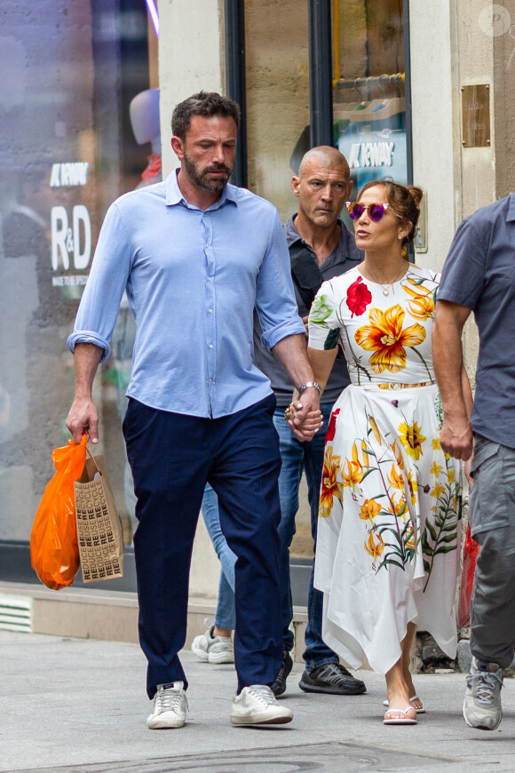 Semi-exclusif - Ben Affleck et sa femme Jennifer Affleck (Lopez) se promènent dans le quartier du Marais lors de leur lune de miel à Paris, France, le 22 juillet 2022. 