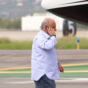 Sir Philip Green discute au téléphone en montant dans un jet privé à Tucson en Arizona. Le 30 octobre 2018.