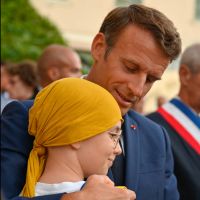 Emmanuel Macron, une enfant dans les bras : rencontre forte en émotions à Bormes-les-Mimosas