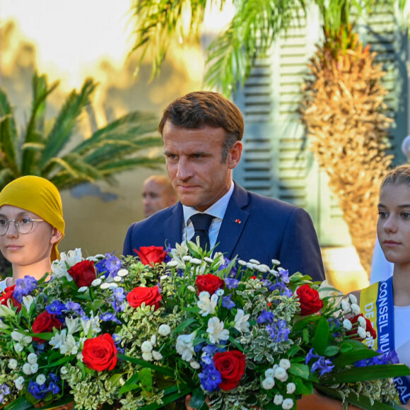 Emmanuel Macron - Dépôt de gerbe - Le président de la République française lors de la commémoration du 78ème anniversaire de la libération de la ville de Bormes-les-Mimosas. Le 19 août 2022 © Philippe Magoni / Pool / Bestimage