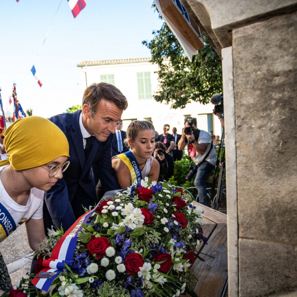 Emmanuel Macron - Le président de la République française lors de la commémoration du 78ème anniversaire de la libération de la ville de Bormes-les-Mimosas. Le 19 août 2022 © Camille Dodet / Nice Matin / Bestimage