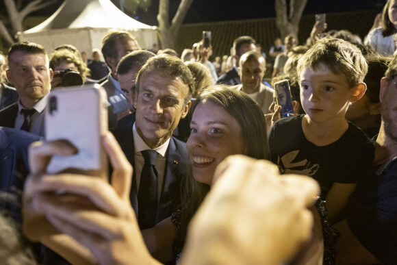 Emmanuel Macron - Bain de foule pour le président de la République française et sa femme après la commémoration du 78ème anniversaire de la libération de la ville de Bormes-les-Mimosas. Le 19 août 2022