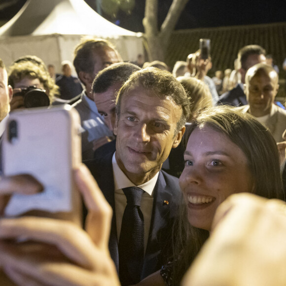 Emmanuel Macron - Bain de foule pour le président de la République française et sa femme après la commémoration du 78ème anniversaire de la libération de la ville de Bormes-les-Mimosas. Le 19 août 2022