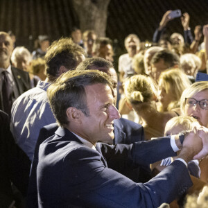 Emmanuel Macron - Bain de foule pour le président de la République française et sa femme après la commémoration du 78ème anniversaire de la libération de la ville de Bormes-les-Mimosas. Le 19 août 2022