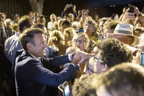 Emmanuel Macron - Bain de foule pour le président de la République française et sa femme après la commémoration du 78ème anniversaire de la libération de la ville de Bormes-les-Mimosas. Le 19 août 2022