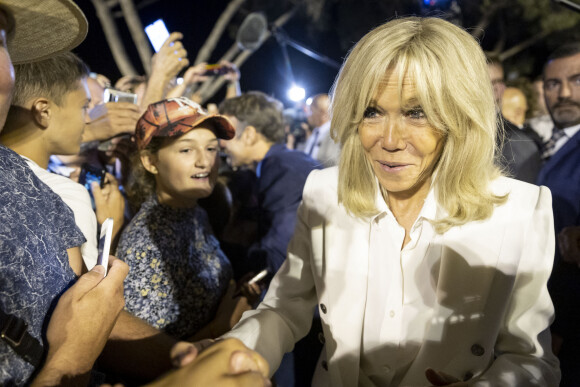 Brigitte Macron - Bain de foule pour le président de la République française et sa femme après la commémoration du 78ème anniversaire de la libération de la ville de Bormes-les-Mimosas. Le 19 août 2022