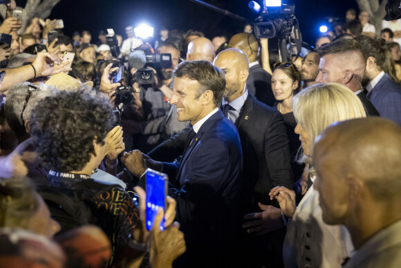 Emmanuel Macron et sa femme Brigitte - Bain de foule pour le président de la République française et sa femme après la commémoration du 78ème anniversaire de la libération de la ville de Bormes-les-Mimosas. Le 19 août 2022