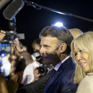 Emmanuel Macron et sa femme Brigitte - Bain de foule pour le président de la République française et sa femme après la commémoration du 78ème anniversaire de la libération de la ville de Bormes-les-Mimosas. Le 19 août 2022