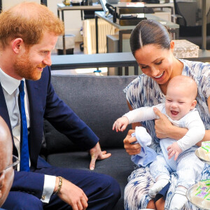 Le prince Harry et Meghan Markle, duc et duchesse de Sussex, avec leur fils Archie (alors âgé de quatre mois) au Cap en Afrique du Sud le 25 septembre 2019.