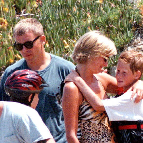 Diana, princesse de Galles et son fils, le prince Harry, à St Tropez en 1997