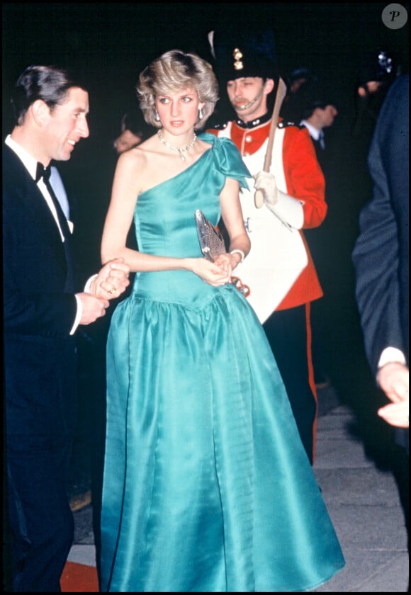 Lady Diana en robe de soirée se rend au bal avec le Prince Charles