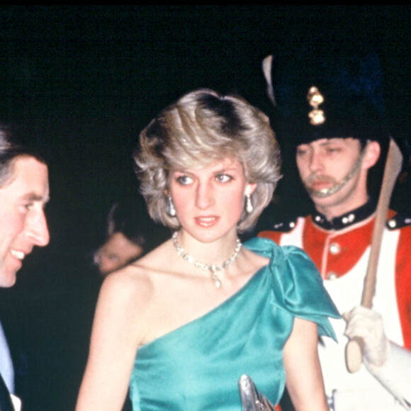 Lady Diana en robe de soirée se rend au bal avec le Prince Charles