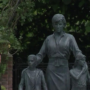 Le prince William, duc de Cambridge, et son frère Le prince Harry, duc de Sussex, se retrouvent à l'inauguration de la statue de leur mère, la princesse Diana dans les jardins de Kensington Palace à Londres le 1er juillet 2021. 