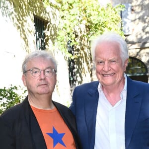 Dominique Besnehard et André Dussollier (président du jury) au photocall du jury au jardin des Bardines lors du 15ème festival du film francophone d'Angoulême le 23 août 2022. © Coadic Guirec / Bestimage 