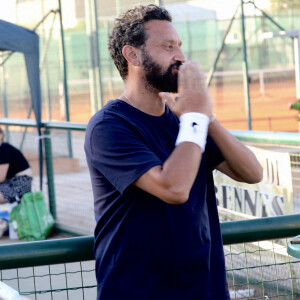 Exclusif - Cyril Hanouna fait le show sur un terrain de padel lors des qualifications du tournoi P1000 du Tennis Club Toulonnais, à La Valette-du-Var. Son partenaire de padel n'est autre que Adrien Maigret, classé 9 ème français. Le 1 juillet 2022. © Luc Boutria / Nice Matin / Bestimage