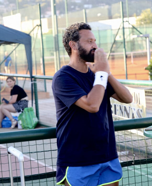 Exclusif - Cyril Hanouna fait le show sur un terrain de padel lors des qualifications du tournoi P1000 du Tennis Club Toulonnais, à La Valette-du-Var. Son partenaire de padel n'est autre que Adrien Maigret, classé 9 ème français. Le 1 juillet 2022. © Luc Boutria / Nice Matin / Bestimage