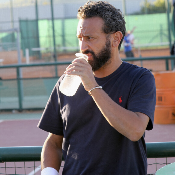 Exclusif - Cyril Hanouna fait le show sur un terrain de padel lors des qualifications du tournoi P1000 du Tennis Club Toulonnais, à La Valette-du-Var. Son partenaire de padel n'est autre que Adrien Maigret, classé 9 ème français. Le 1 juillet 2022. © Luc Boutria / Nice Matin / Bestimage